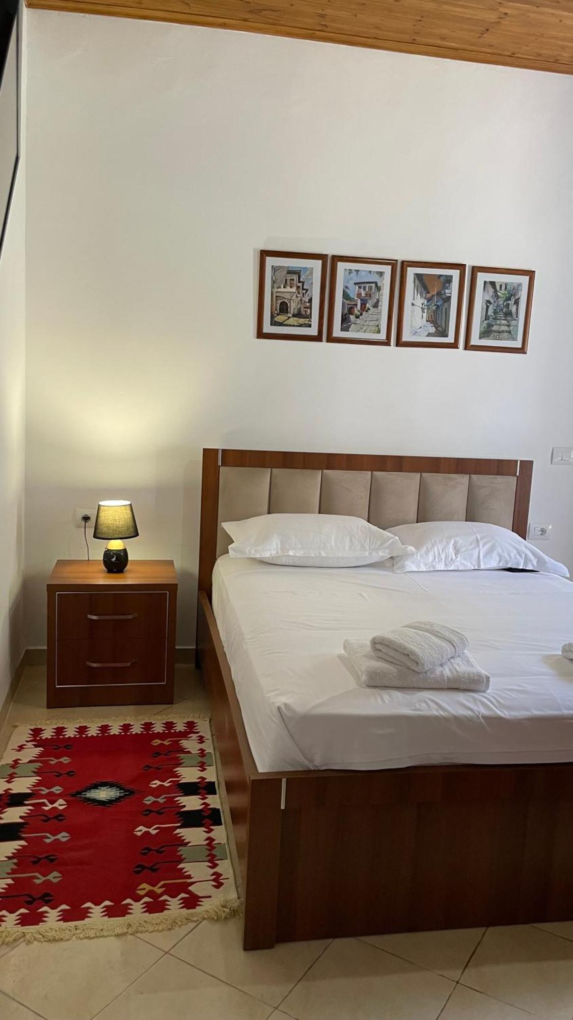 Meroli Guesthouse - Unesco Quarter Берат Екстер'єр фото