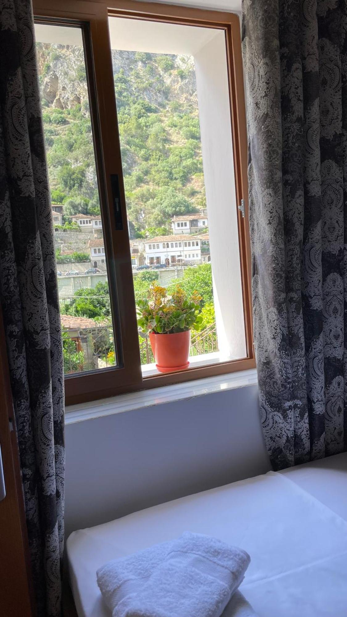 Meroli Guesthouse - Unesco Quarter Берат Екстер'єр фото