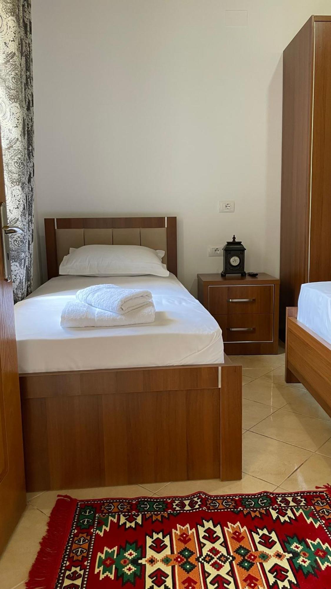 Meroli Guesthouse - Unesco Quarter Берат Екстер'єр фото