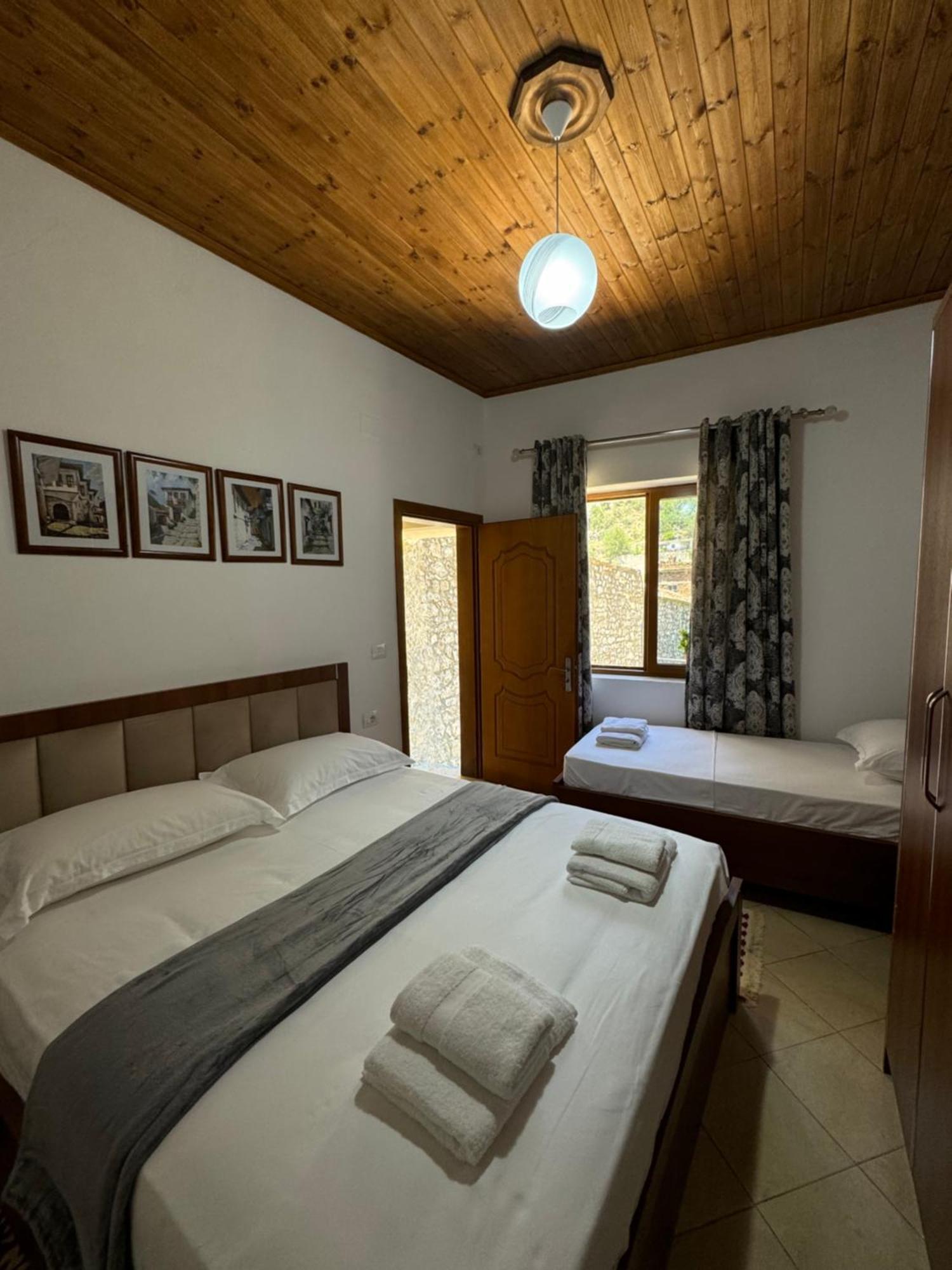Meroli Guesthouse - Unesco Quarter Берат Екстер'єр фото