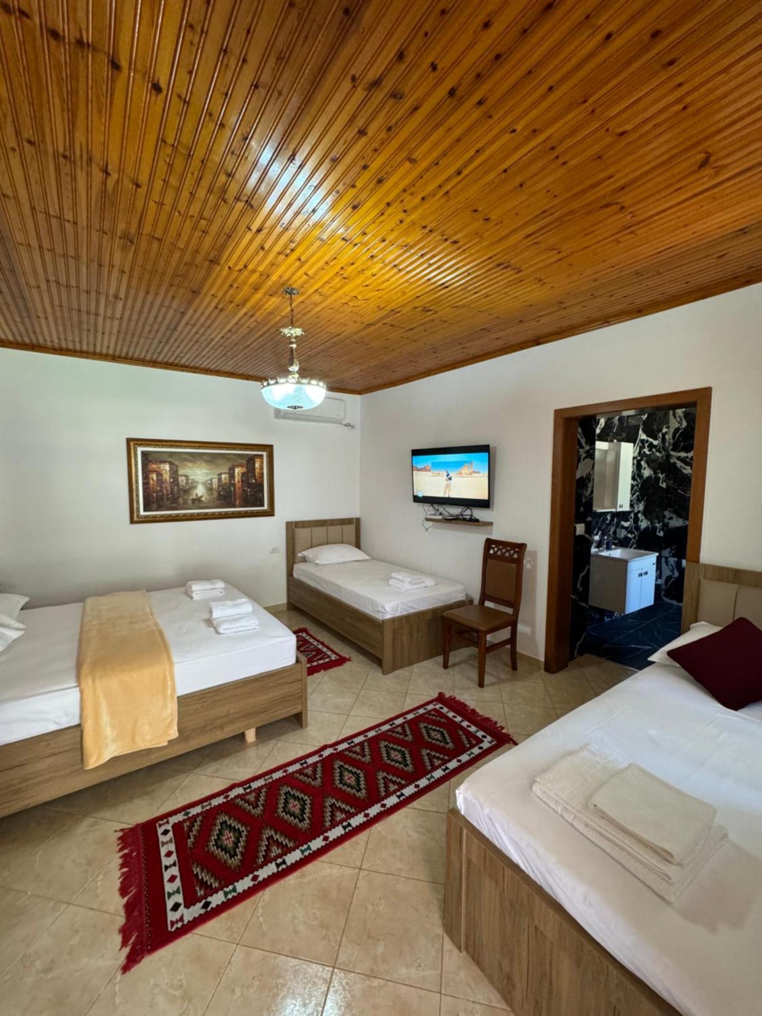 Meroli Guesthouse - Unesco Quarter Берат Екстер'єр фото