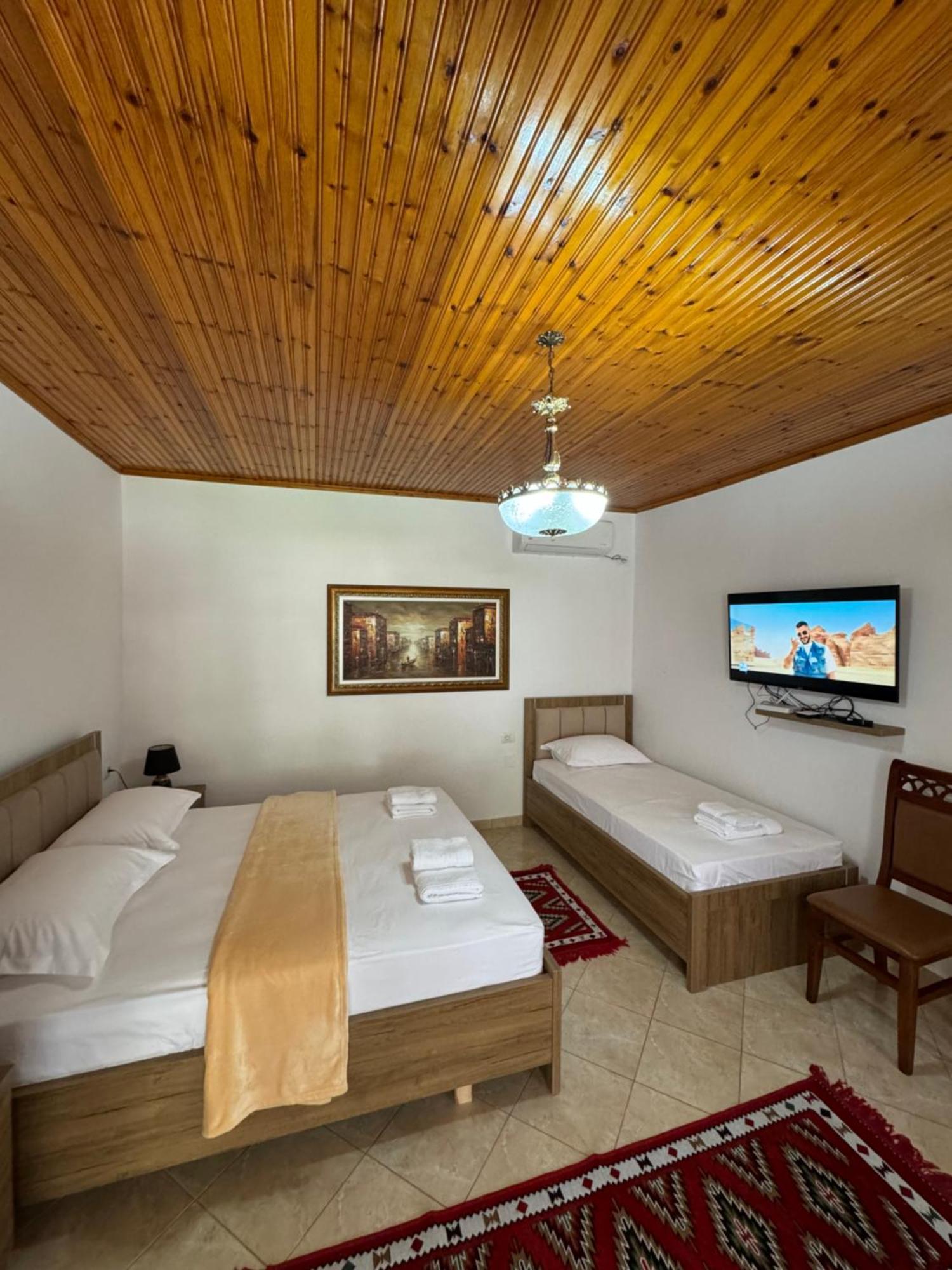 Meroli Guesthouse - Unesco Quarter Берат Екстер'єр фото