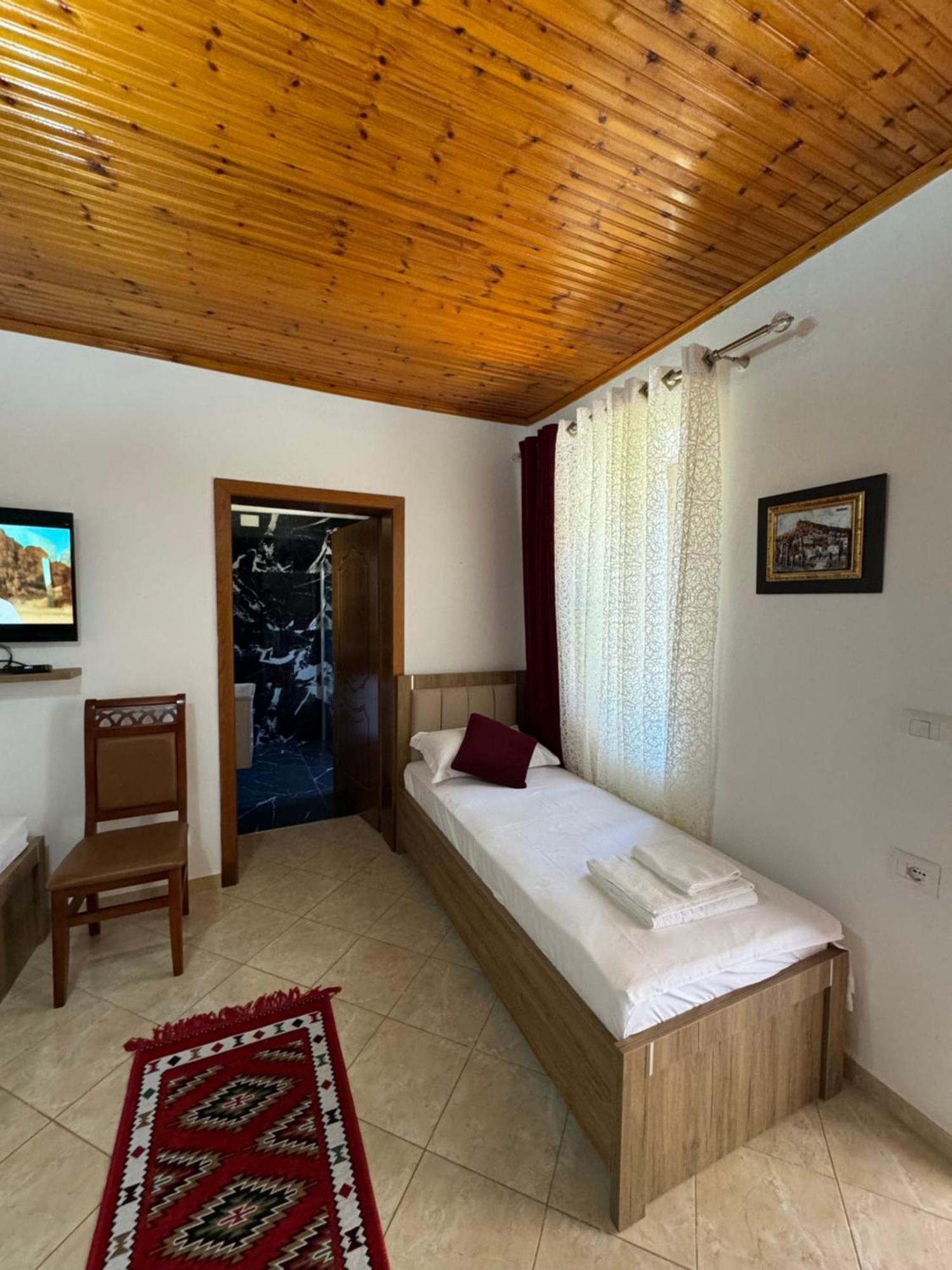 Meroli Guesthouse - Unesco Quarter Берат Екстер'єр фото