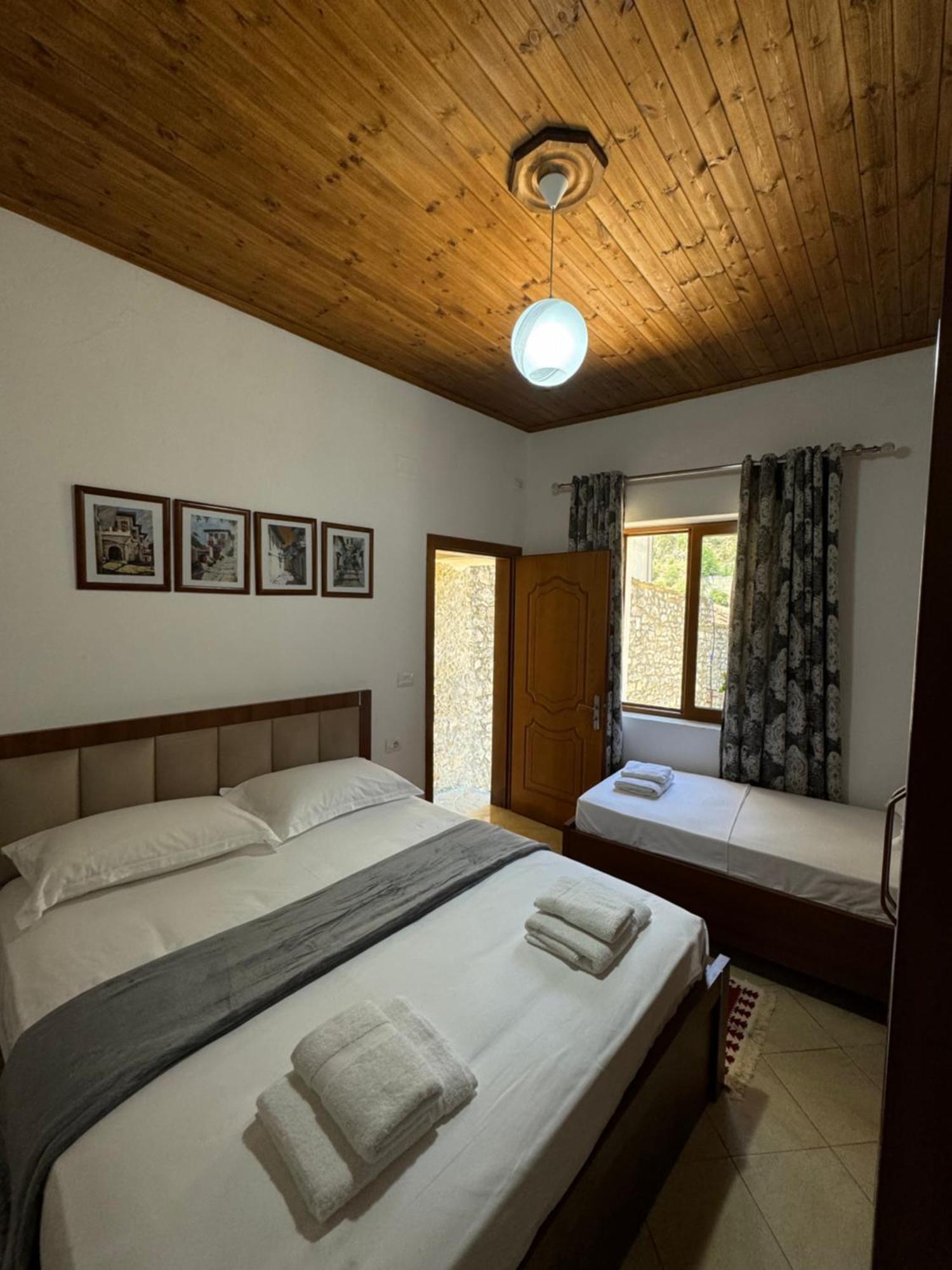 Meroli Guesthouse - Unesco Quarter Берат Екстер'єр фото