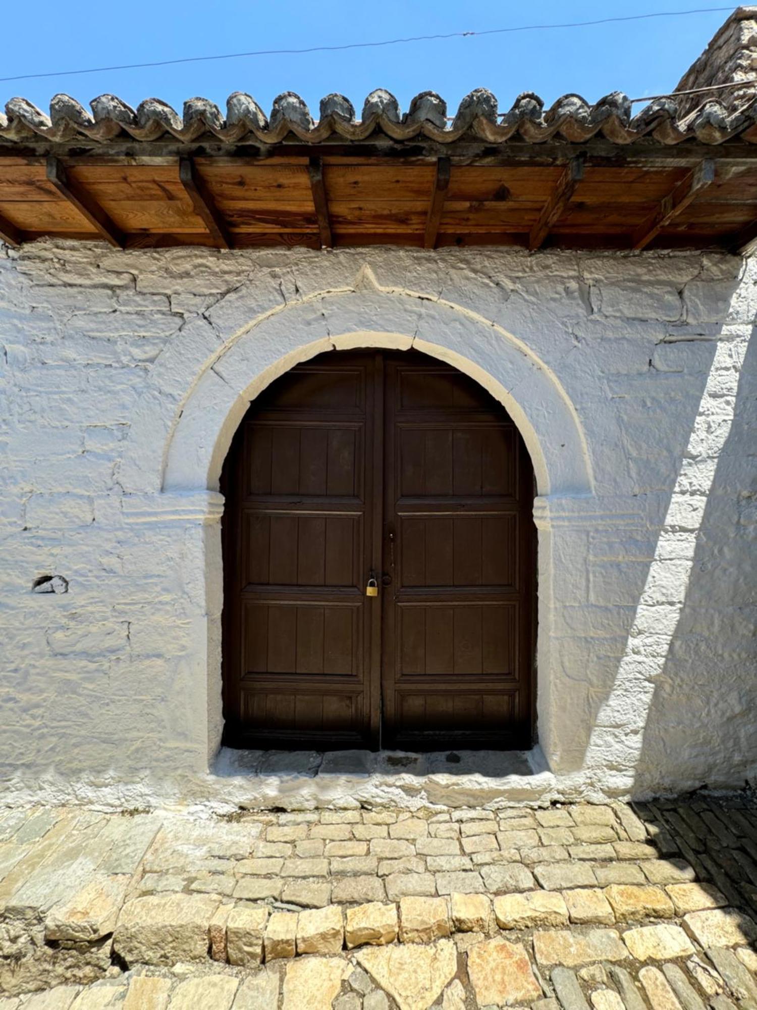 Meroli Guesthouse - Unesco Quarter Берат Екстер'єр фото