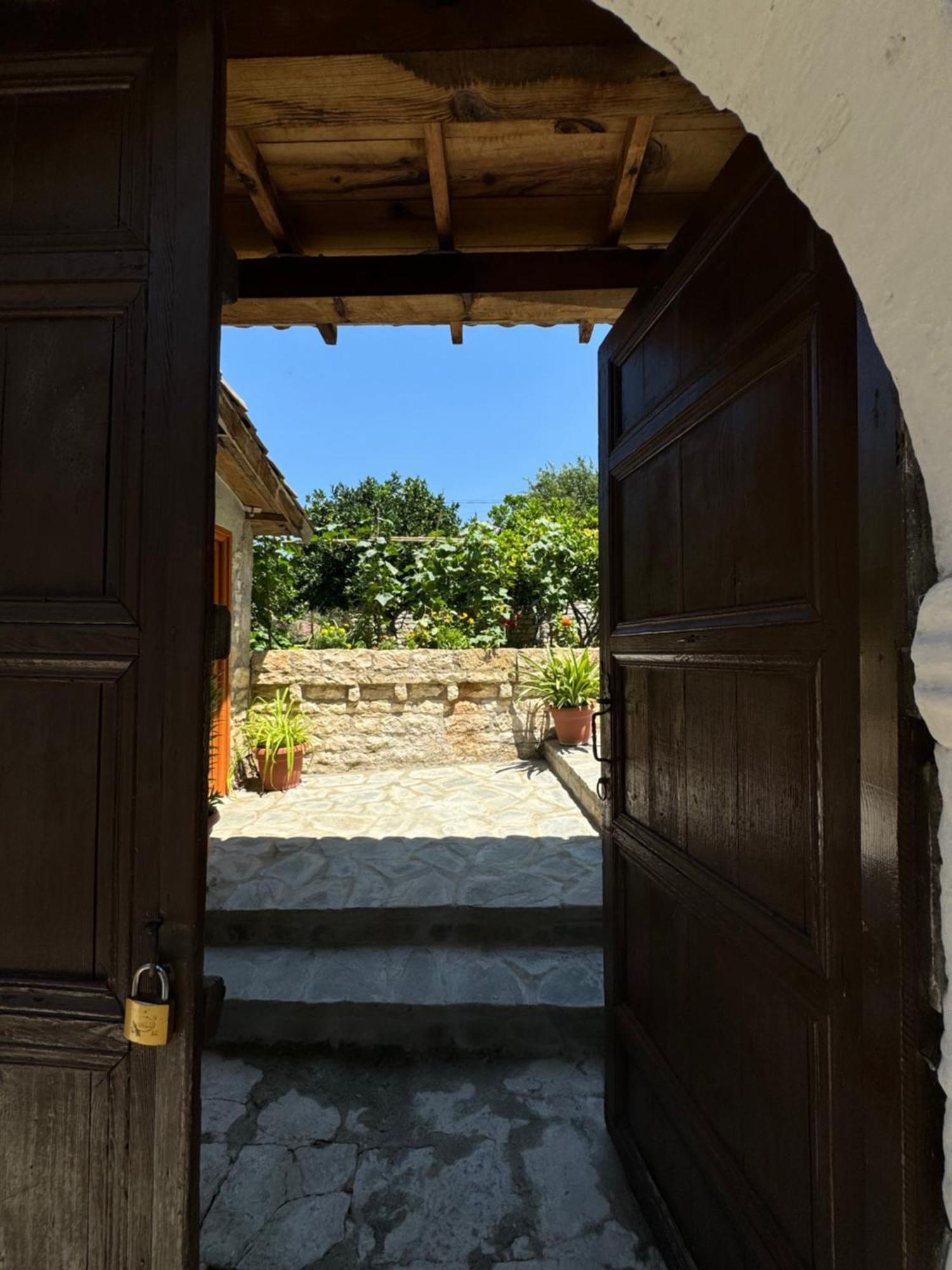 Meroli Guesthouse - Unesco Quarter Берат Екстер'єр фото