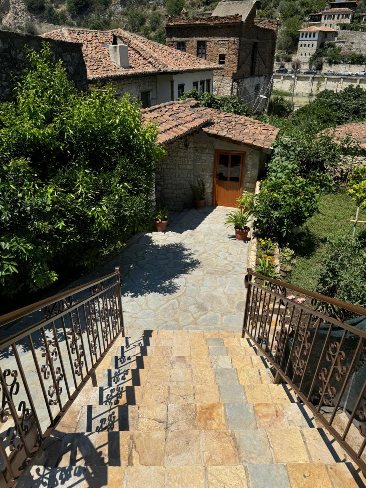Meroli Guesthouse - Unesco Quarter Берат Екстер'єр фото