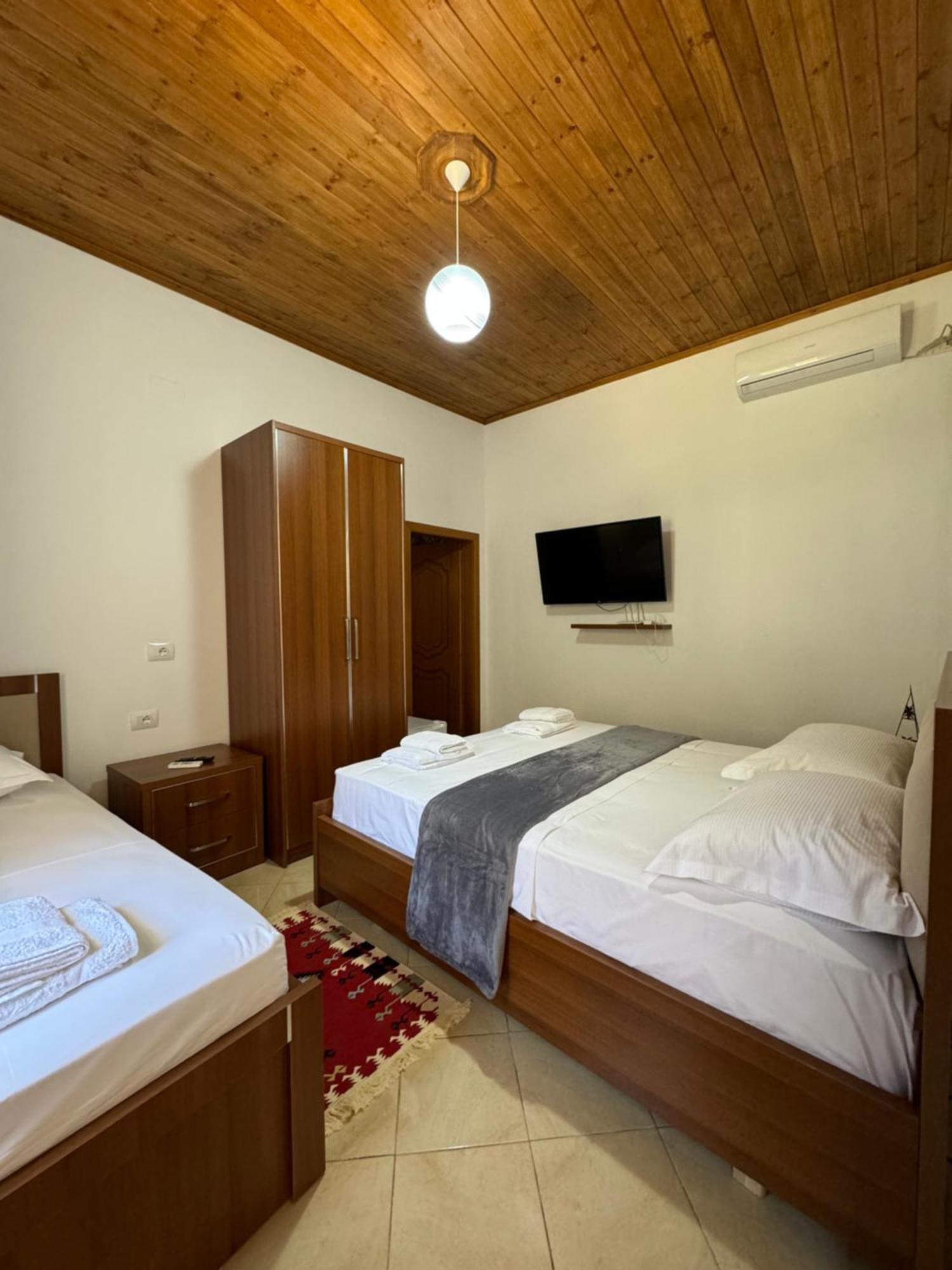 Meroli Guesthouse - Unesco Quarter Берат Екстер'єр фото