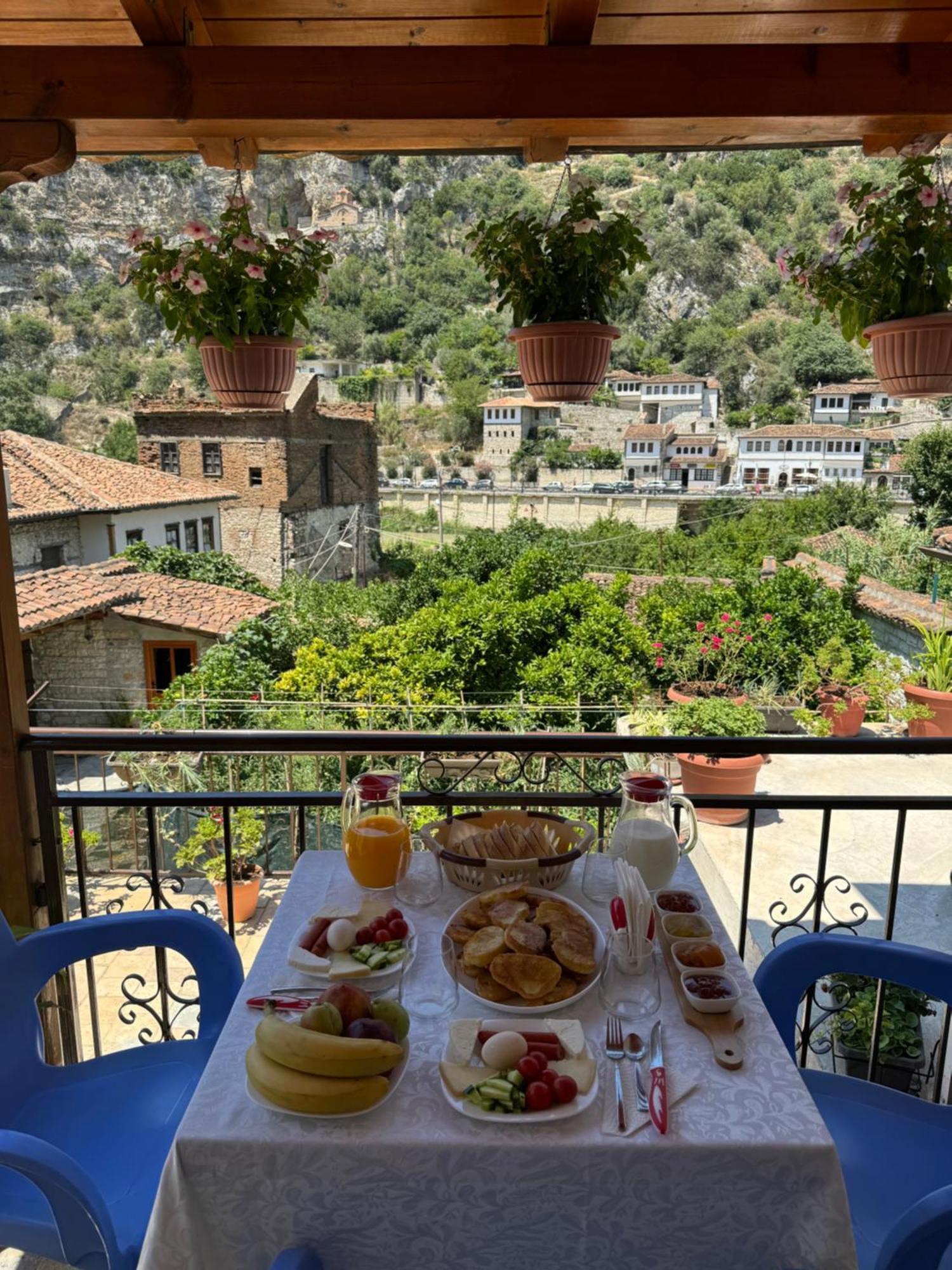 Meroli Guesthouse - Unesco Quarter Берат Екстер'єр фото