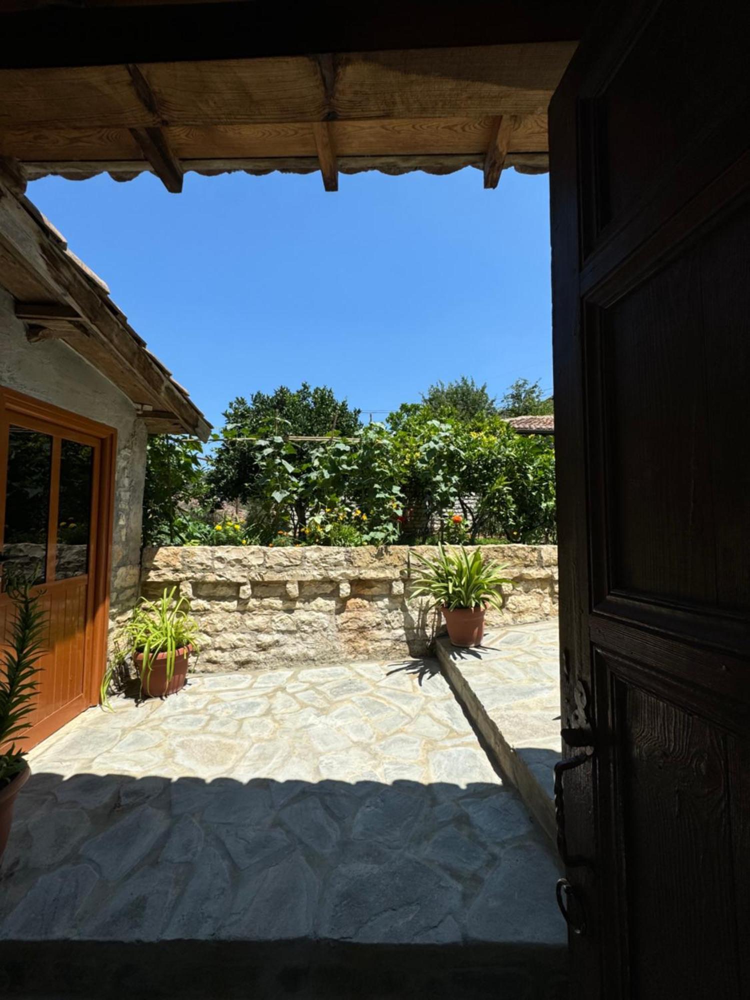 Meroli Guesthouse - Unesco Quarter Берат Екстер'єр фото
