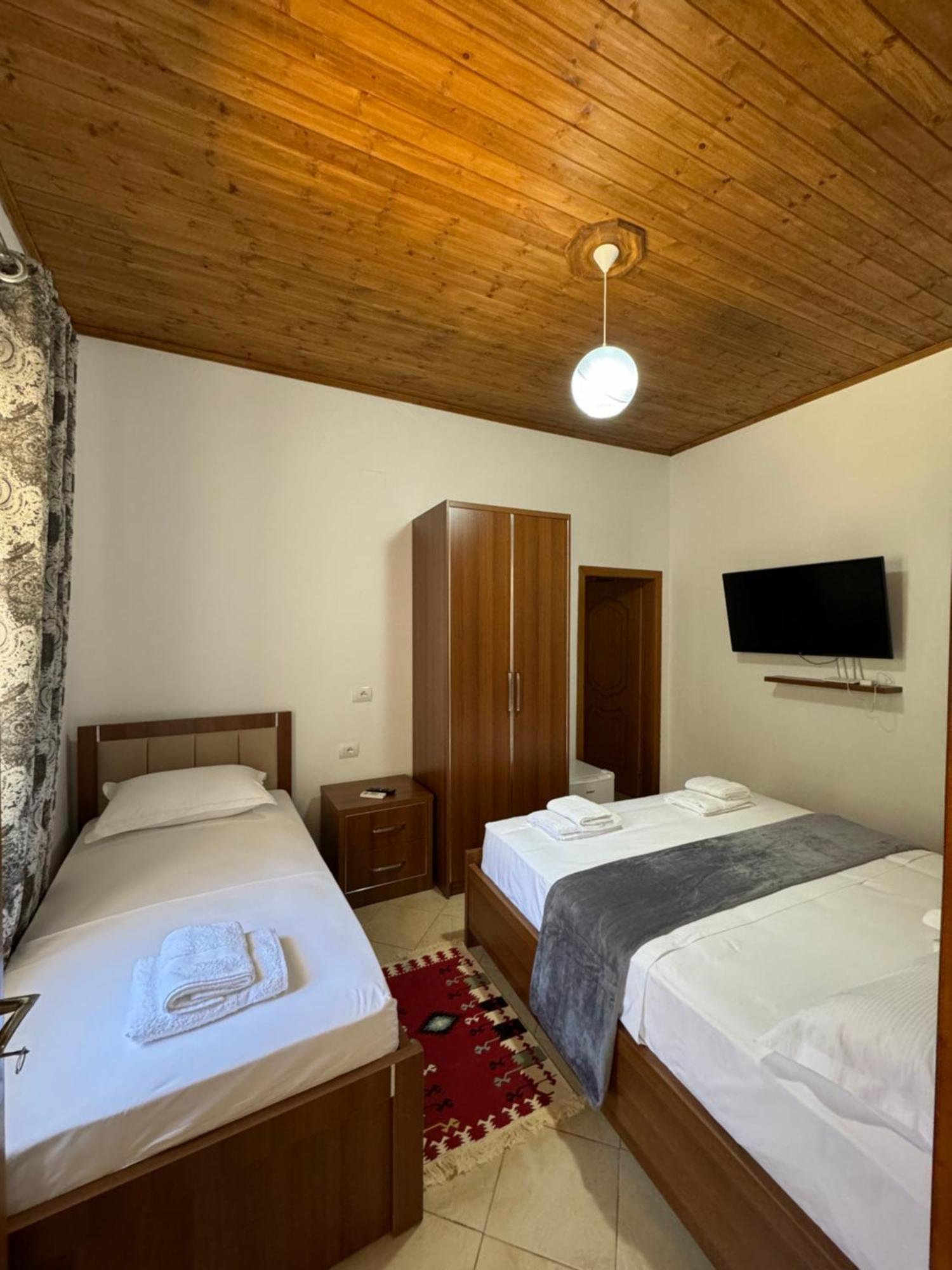 Meroli Guesthouse - Unesco Quarter Берат Екстер'єр фото