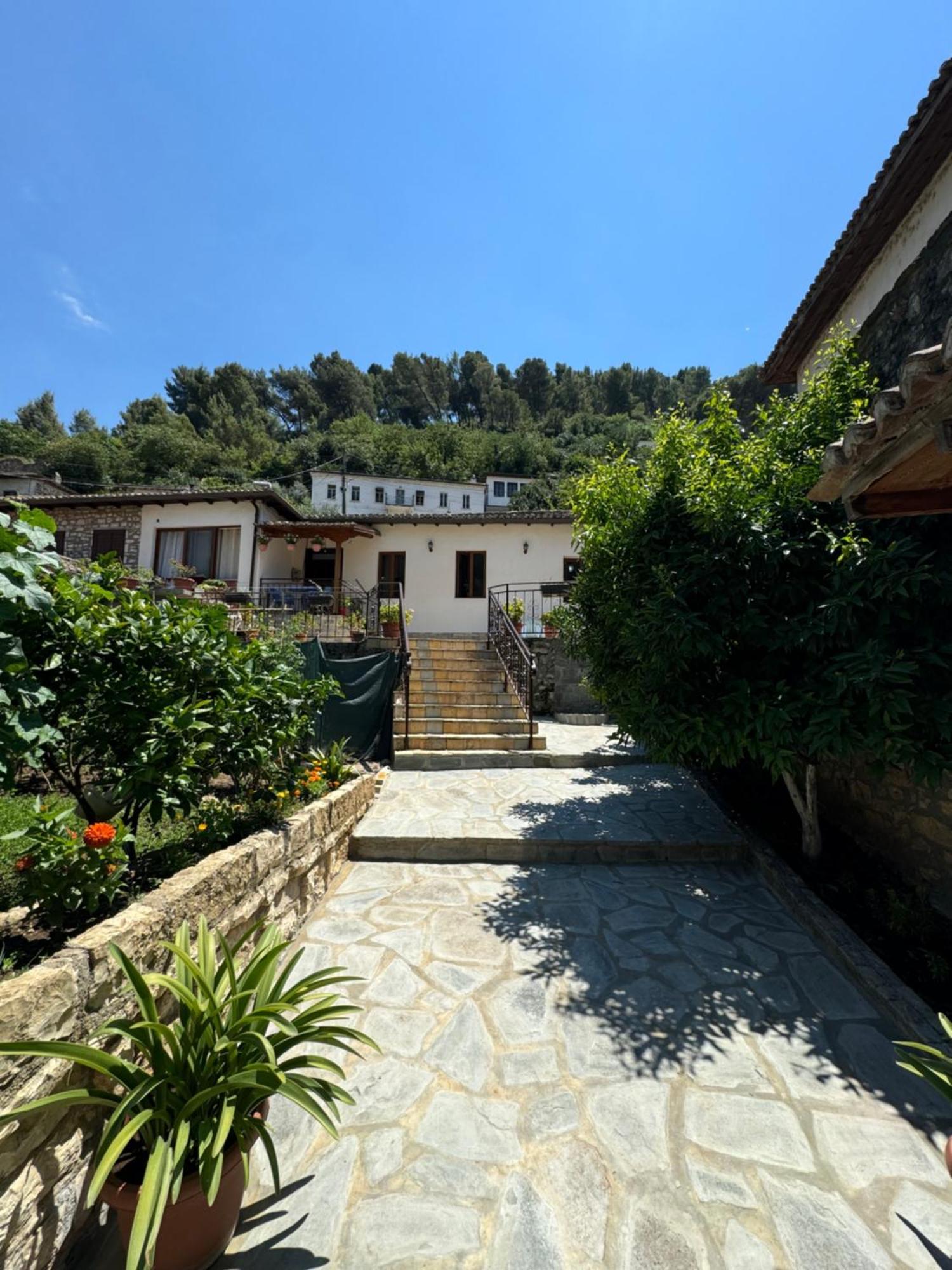 Meroli Guesthouse - Unesco Quarter Берат Екстер'єр фото