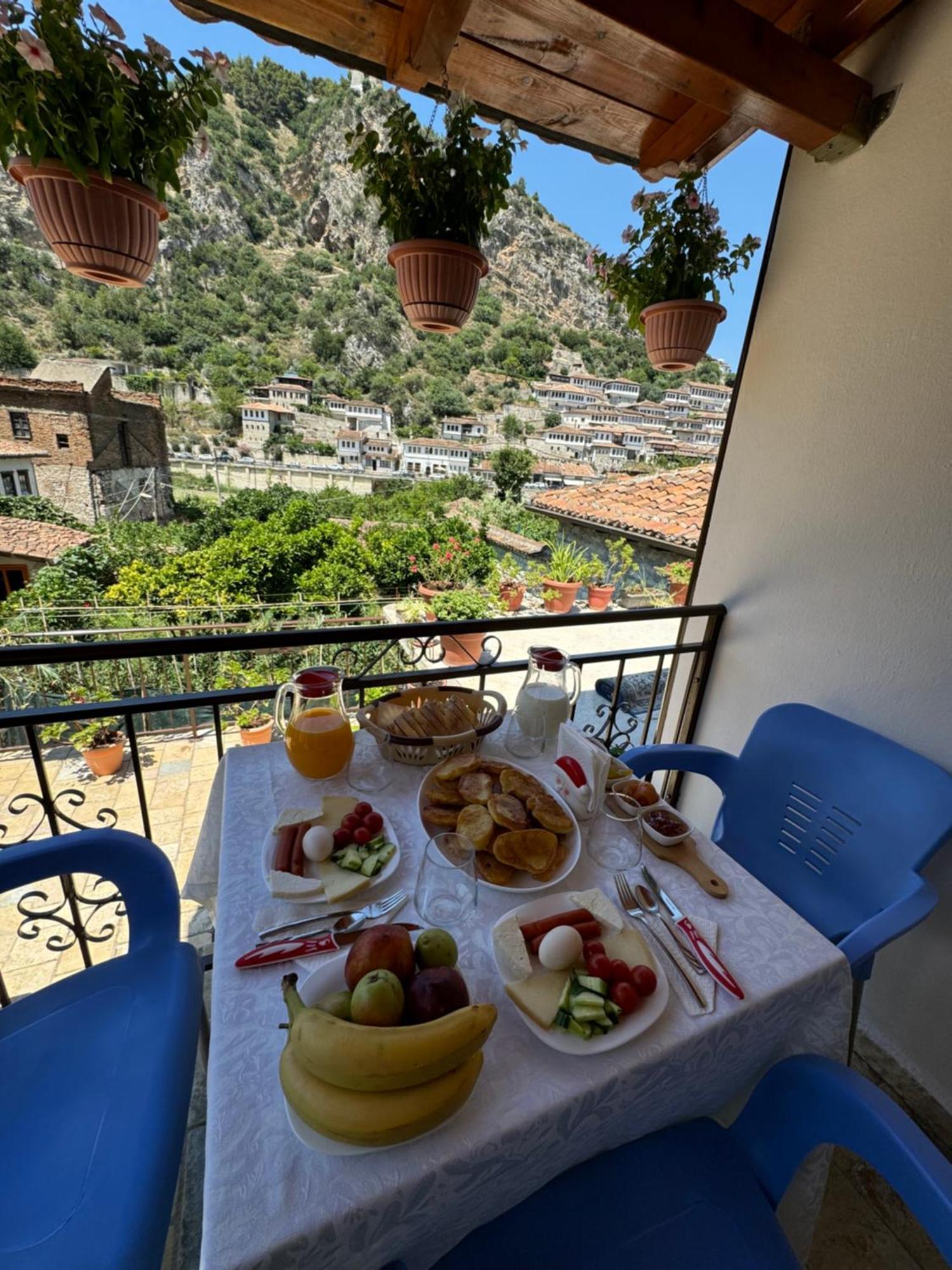 Meroli Guesthouse - Unesco Quarter Берат Екстер'єр фото