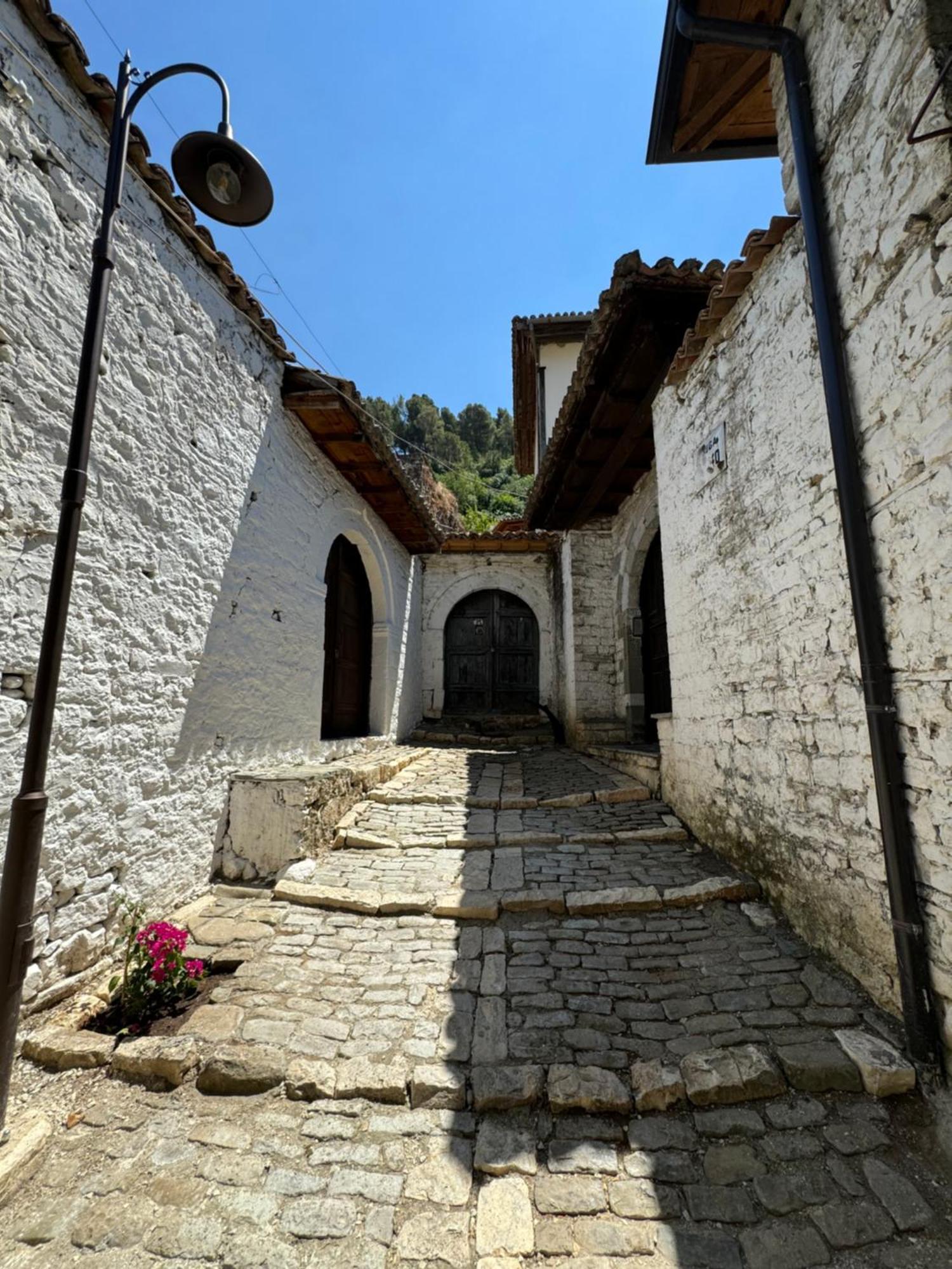Meroli Guesthouse - Unesco Quarter Берат Екстер'єр фото