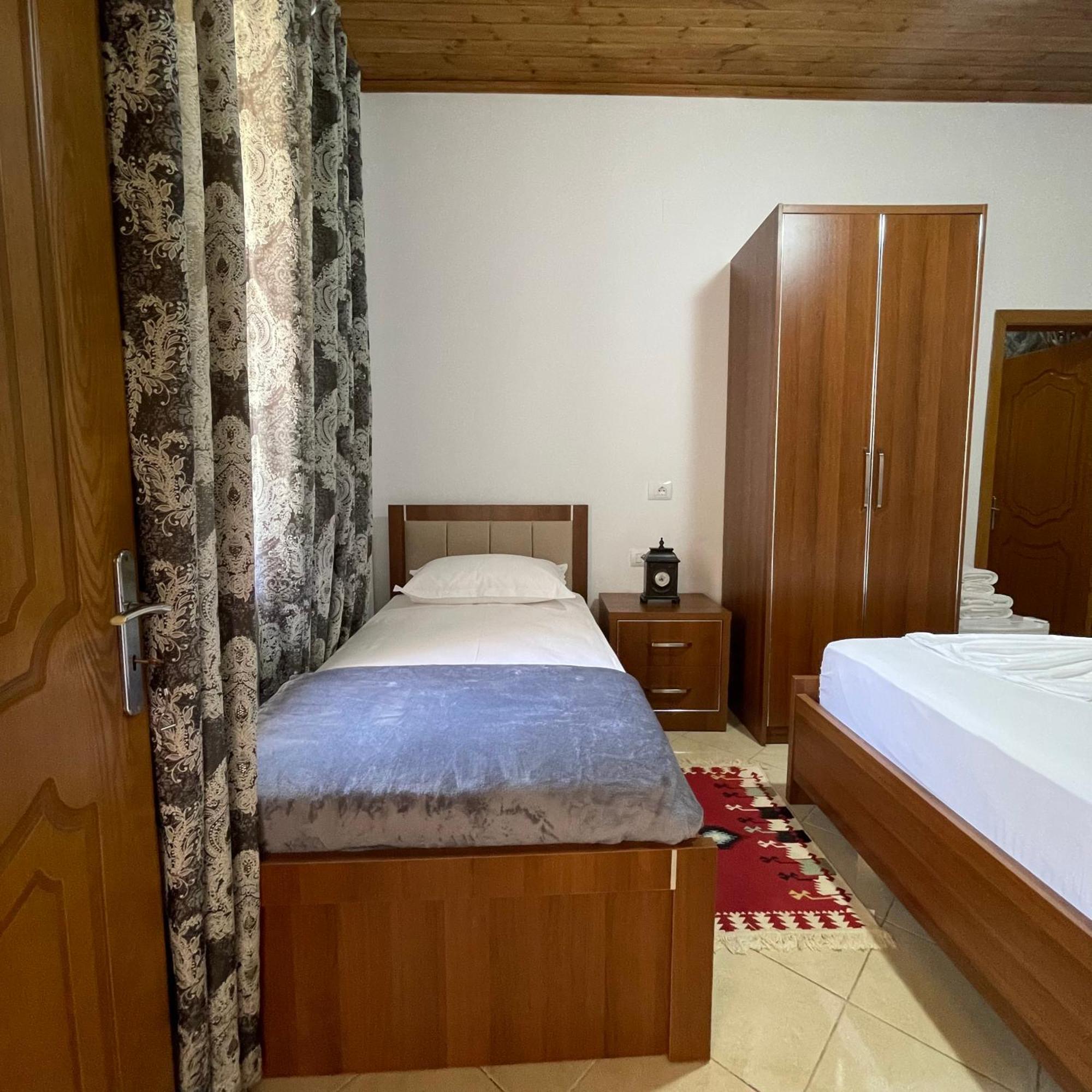 Meroli Guesthouse - Unesco Quarter Берат Екстер'єр фото