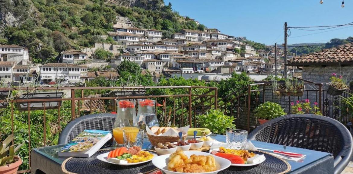 Meroli Guesthouse - Unesco Quarter Берат Екстер'єр фото